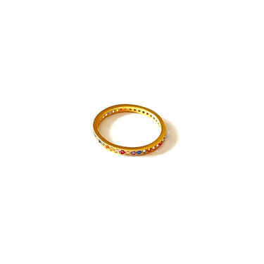 Anillo de plata 925 con baño de oro de 18K y circonitas de colores. Cómodo e ideal para cualquier look.